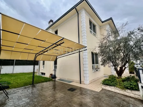 Tirane, shes Vile 3 Katshe Kati 3, 410 m² 1.150.000 € (LIQENI THATË)