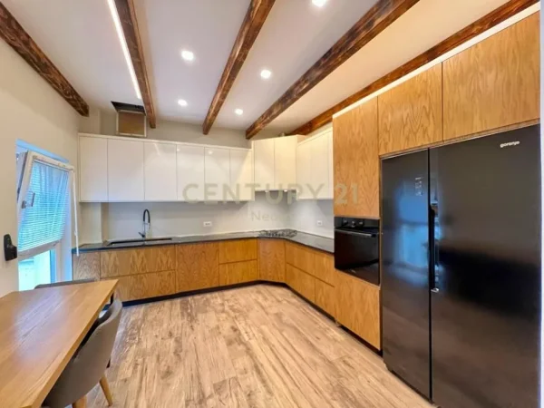 Tirane, shes Vile 3 Katshe Kati 3, 410 m² 1.150.000 € (LIQENI THATË)