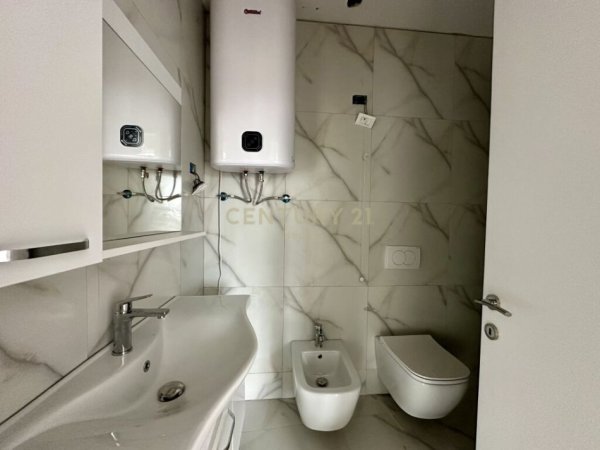 Tirane, jepet me qera ambjent biznesi Kati 3, 123 m² 1.550 € (LAKE VIEW)