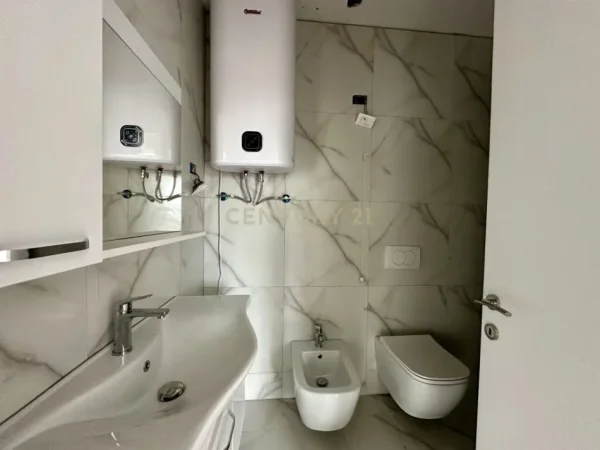 Tirane, jepet me qera ambjent biznesi Kati 3, 123 m² 1.550 € (LAKE VIEW)