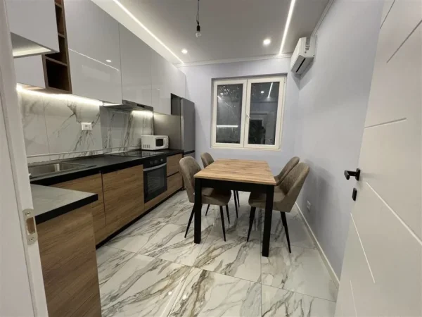 Tirane, jepet me qera apartament 3+1 Kati 3, 100 m² 1.000 € (ISH-BLLOKU)