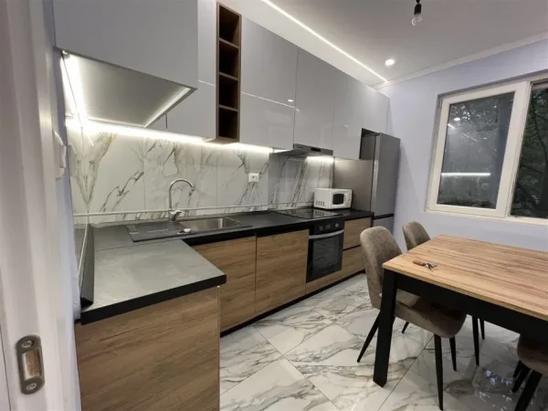 Tirane, jepet me qera apartament 3+1 Kati 3, 100 m² 1.000 € (ISH-BLLOKU)