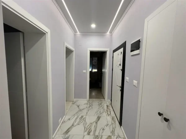 Tirane, jepet me qera apartament 3+1 Kati 3, 100 m² 1.000 € (ISH-BLLOKU)