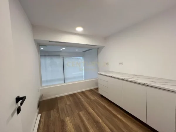 Tirane, shes ambjent biznesi , 93 m² 280.000 € (Yzberisht)