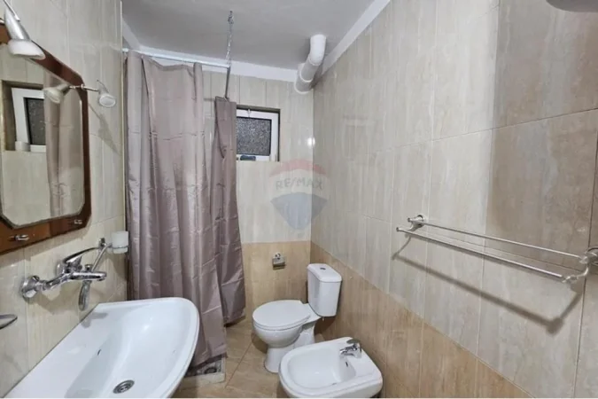 Tirane, jepet me qera apartament 1+1 Kati 3, 62 m² 450 € (Ali Demi)