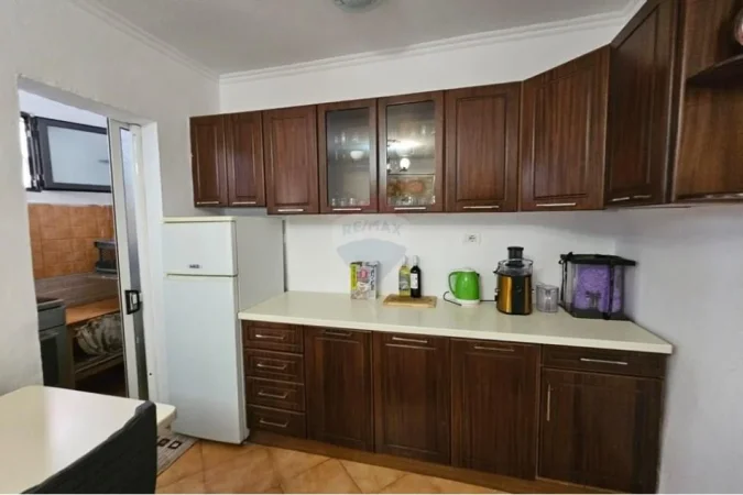 Tirane, jepet me qera apartament 1+1 Kati 3, 62 m² 450 € (Ali Demi)