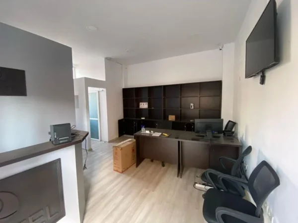 Tirane, jepet me qera ambjent biznesi Kati 0, 35 m² 700 € (Vasil Shanto)