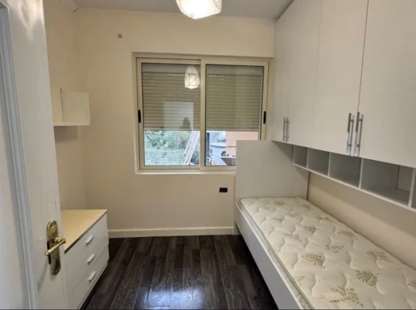 Tirane, jepet me qera apartament 3+1 , 450 € (fresk)