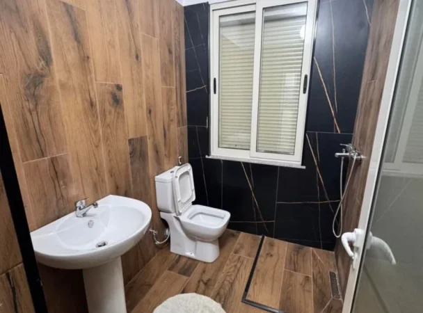Tirane, jepet me qera apartament 3+1 , 450 € (fresk)