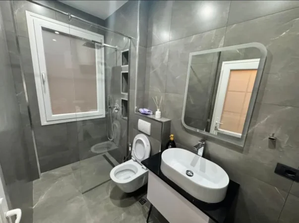 Tirane, jepet me qera apartament 3+1 , 450 € (fresk)