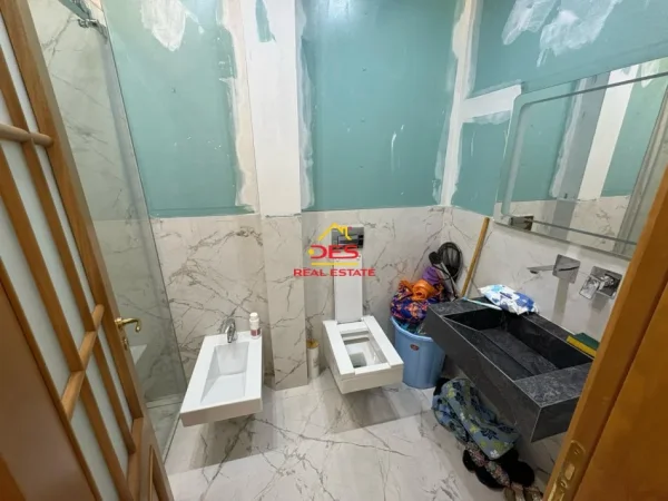 Vlore, shitet apartament 2+1+Ballkon Kati 3, 113 m² 290.000 € (Rruga Murat Tèrbaçi)