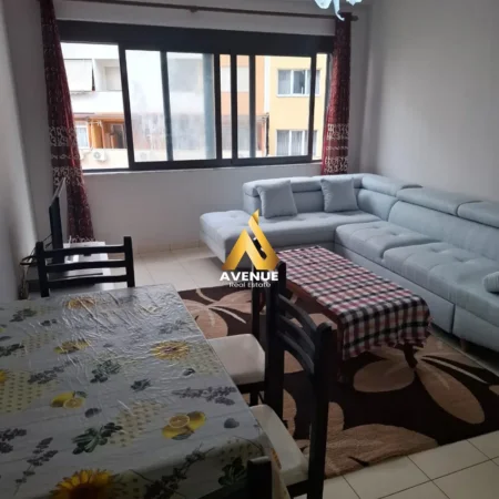 Tirane, jepet me qera apartament 1+1+Ballkon Kati 3, 70 m² 400 € (astir)