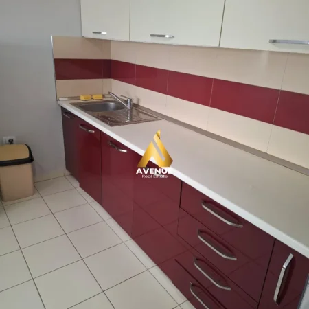 Tirane, jepet me qera apartament 1+1+Ballkon Kati 3, 70 m² 400 € (astir)