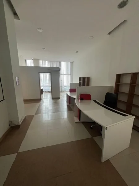 Tirane, jepet me qera ambjent biznesi Kati 6, 200 m² 400 € (Autostrada Tirane Durres)
