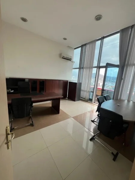 Tirane, jepet me qera ambjent biznesi Kati 6, 200 m² 400 € (Autostrada Tirane Durres)