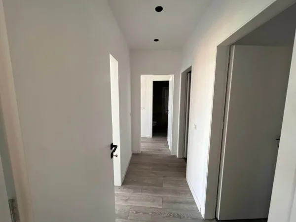 Tirane, jepet me qera zyre , 126 m² 1.300 € (Liqeni Artificial)