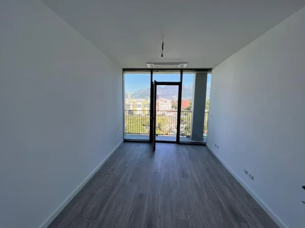 Tirane, jepet me qera zyre , 126 m² 1.300 € (Liqeni Artificial)