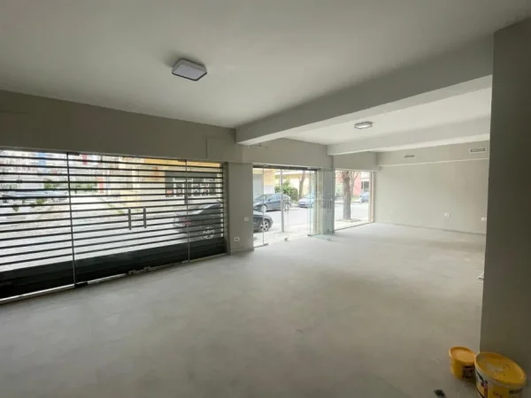 Vlore, shitet dyqan Kati 1, 110 m² 230.000 € (Isa Boletini)