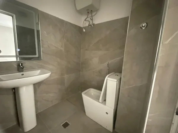 Vlore, shitet dyqan Kati 1, 110 m² 230.000 € (Isa Boletini)