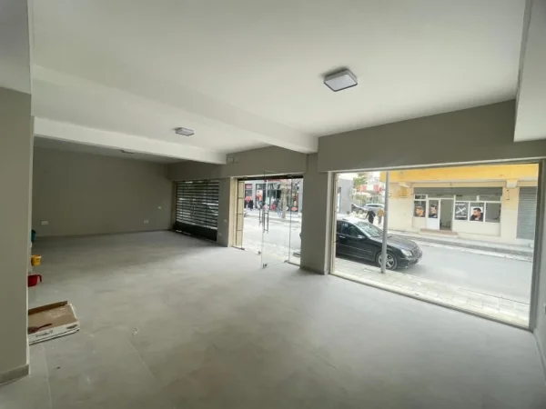 Vlore, shitet dyqan Kati 1, 110 m² 230.000 € (Isa Boletini)