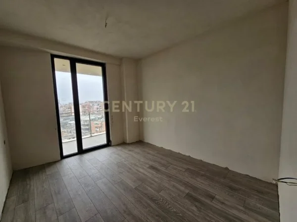 Tirane, shitet apartament 1+1 Kati 5, 75 m² 165.000 € (Mine Peza)