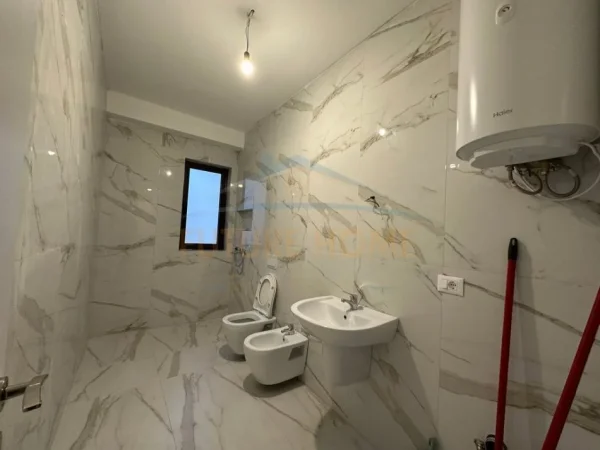Tirane, jepet me qera apartament 2+1+Aneks+Ballkon Kati 1, 95 m² 700 € (myslym shyri)