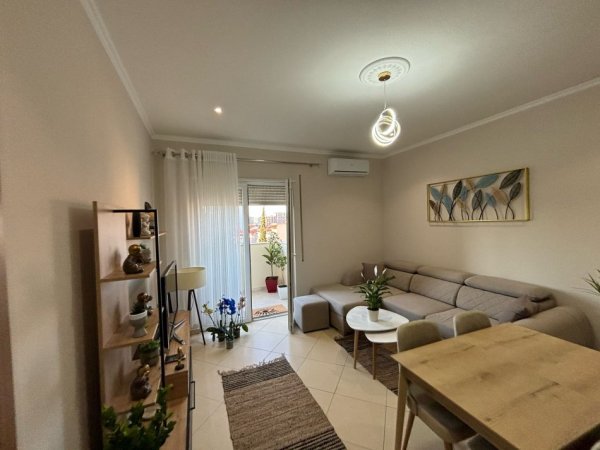 Tirane, jepet me qera apartament 1+1+Aneks+Ballkon Kati 3, 550 € (rruga e kavajes)