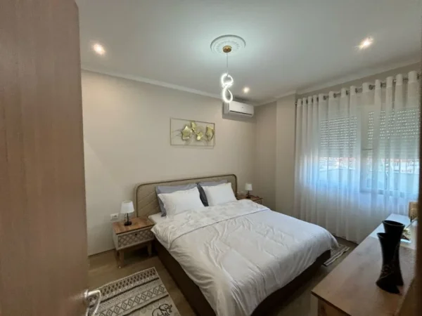 Tirane, jepet me qera apartament 1+1+Aneks+Ballkon Kati 3, 550 € (rruga e kavajes)