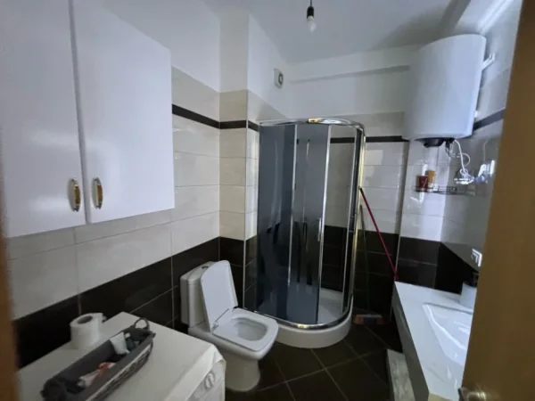 Tirane, jepet me qera apartament 1+1+Aneks+Ballkon Kati 3, 550 € (rruga e kavajes)