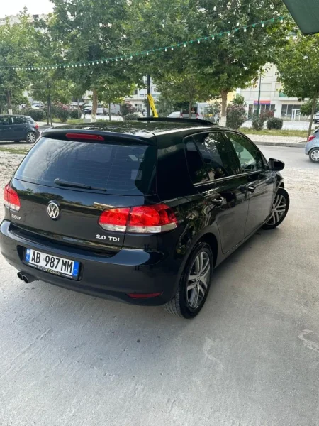 Tirane, shes makine GOLF 6 Nafte, blu e errët automatik 170.000 km 6.400 €