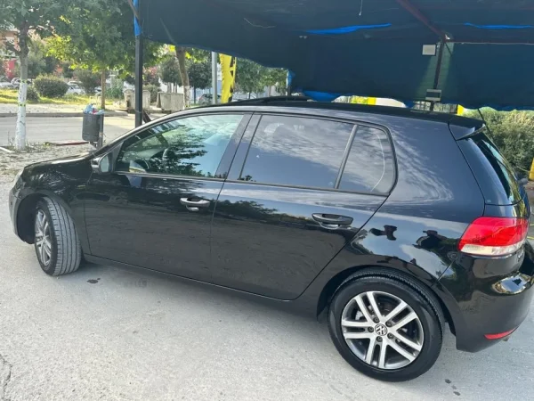 Tirane, shes makine GOLF 6 Nafte, blu e errët automatik 170.000 km 6.400 €