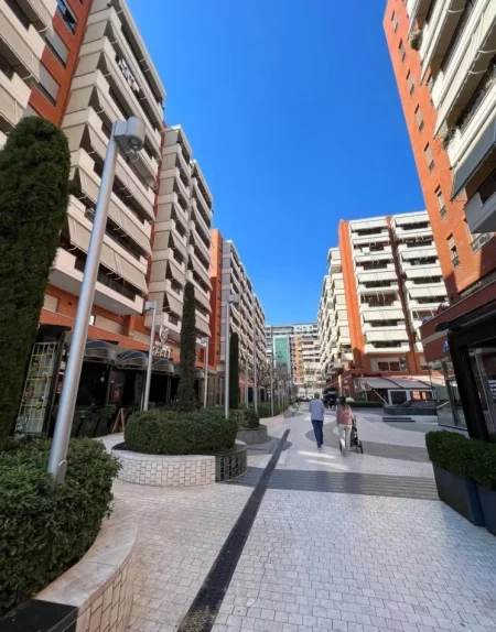 Tirane, shitet apartament 2+1+Ballkon , 345.600 € (Rruga E Kavajes)