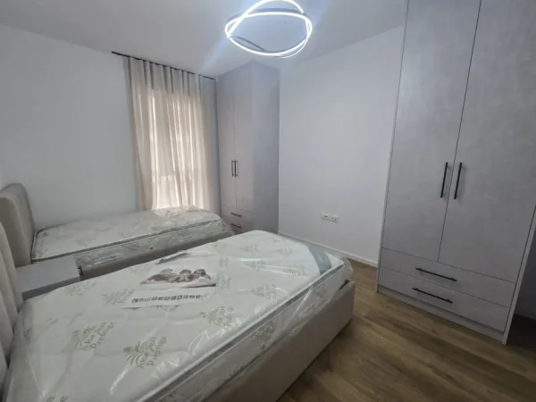 Tirane, jepet me qera apartament 2+1+Aneks+Ballkon Kati 3, 105 m² 750 € (fiori di bosco)