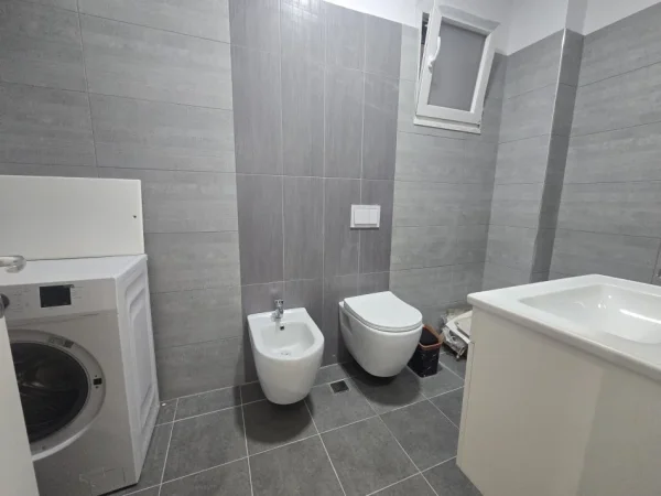 Tirane, jepet me qera apartament 2+1+Aneks+Ballkon Kati 3, 105 m² 750 € (fiori di bosco)