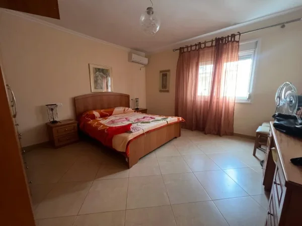 Vlore, jepet me qera apartament 2+1+Ballkon Kati 4, 84 m² 300 € (Blv.Ismail Qemali)