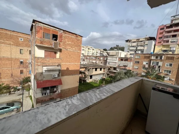 Vlore, jepet me qera apartament 2+1+Ballkon Kati 4, 84 m² 300 € (Blv.Ismail Qemali)