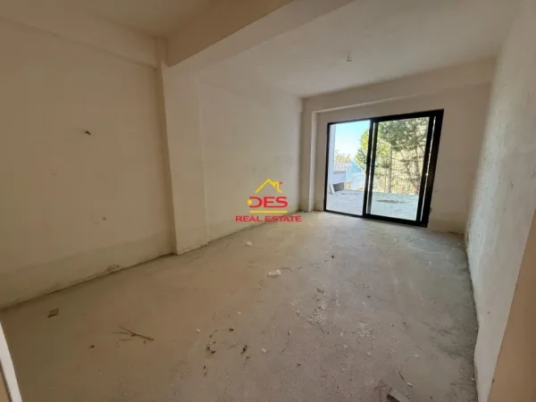 Vlore, shitet apartament 1+1+Ballkon Kati 1, 80 m² (Rruga Dhimitër Konomi)