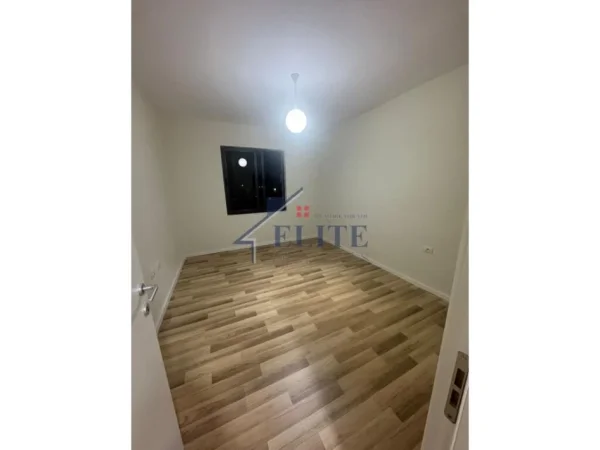 Tirane, shitet apartament 2+1+Ballkon Kati 3, 76 m² 154.000 € (Mine Peza)