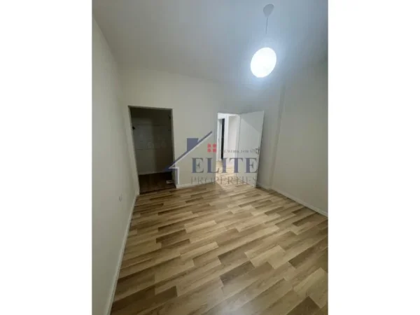 Tirane, shitet apartament 2+1+Ballkon Kati 3, 76 m² 154.000 € (Mine Peza)