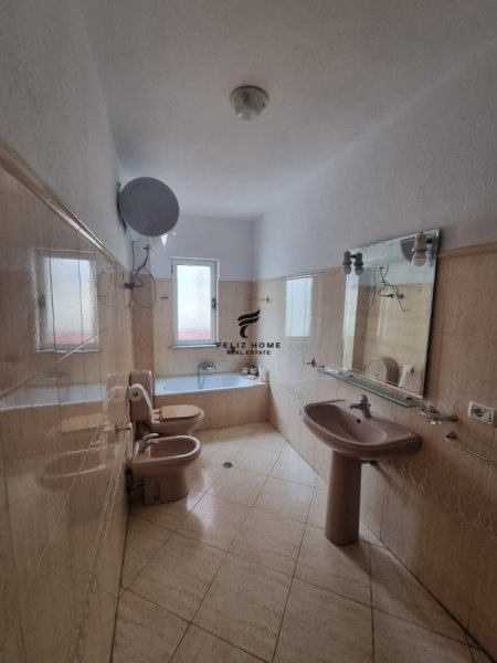 Tirane, jepet me qera zyre Kati 11, 270 m² 1.800 € (BLLOKU)