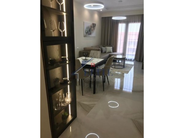 Tirane, jepet me qera apartament 2+1+Ballkon Kati 18, 110 m² 1.400 € (Tirana Garden Building)