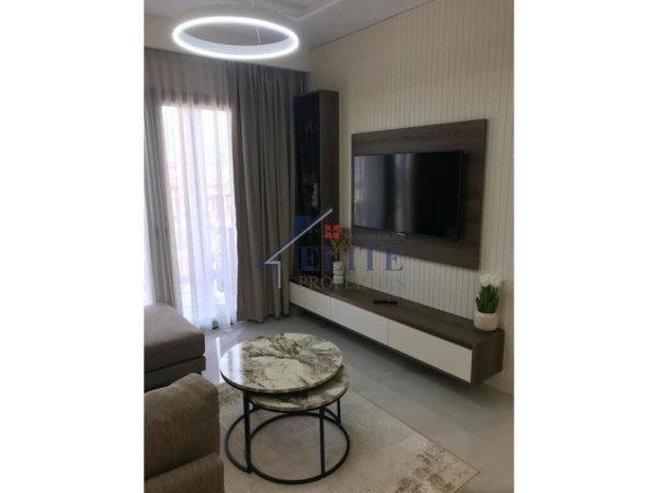 Tirane, jepet me qera apartament 2+1+Ballkon Kati 18, 110 m² 1.400 € (Tirana Garden Building)