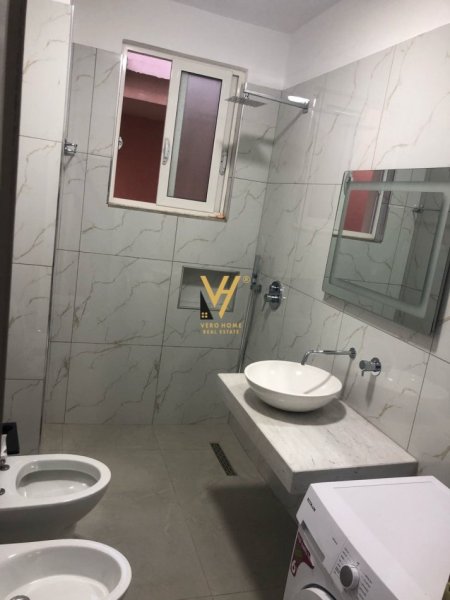 Tirane, jepet me qera apartament 2+1+Ballkon Kati 2, 122 m² 550 € (VILAT GJERMANE)