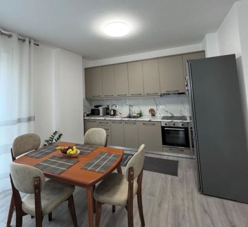 Tirane, jepet me qera apartament 2+1+Ballkon Kati 2, (Trio Towers)