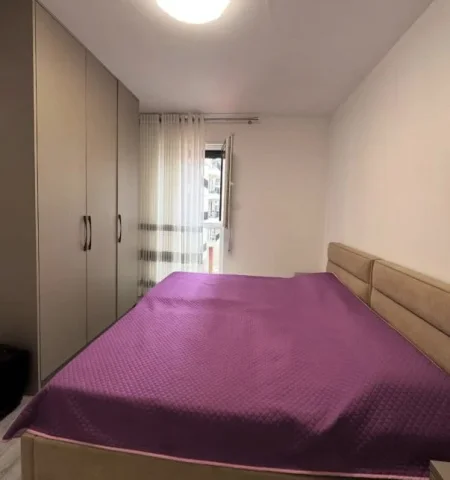 Tirane, jepet me qera apartament 2+1+Ballkon Kati 2, (Trio Towers)