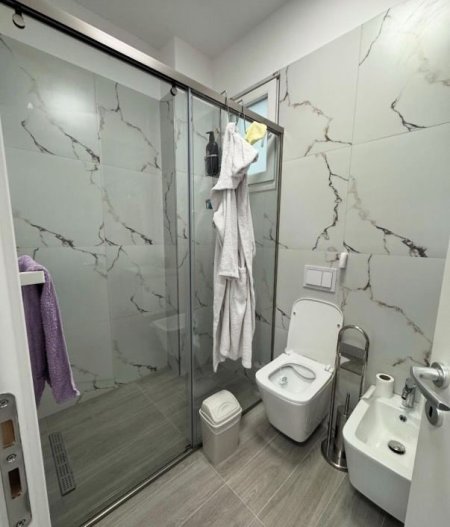 Tirane, jepet me qera apartament 2+1+Ballkon Kati 2, (Trio Towers)