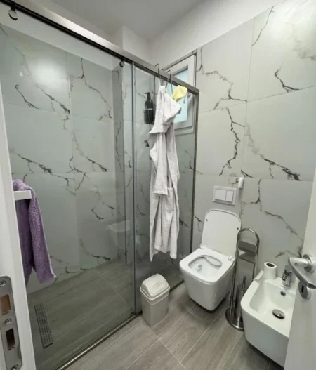 Tirane, jepet me qera apartament 2+1+Ballkon Kati 2, (Trio Towers)