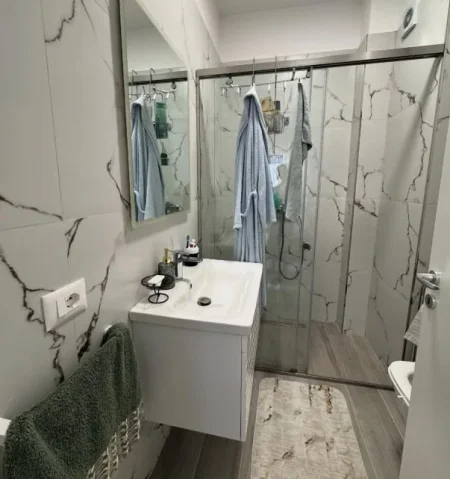 Tirane, jepet me qera apartament 2+1+Ballkon Kati 2, (Trio Towers)
