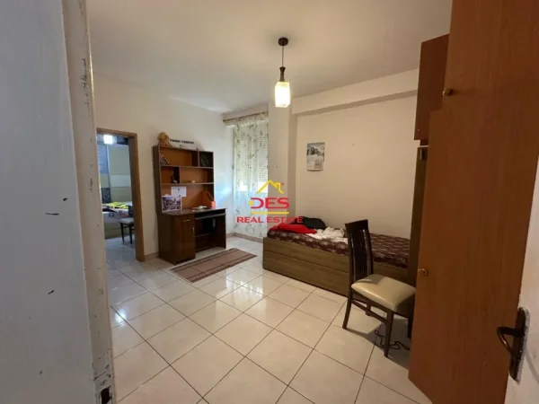 Vlore, shitet apartament 2+1+Ballkon Kati 4, 90 m² 65.000 € (Rruga Damian Humariti, Vlorë.)