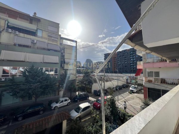 Tirane, jepet me qera apartament 3+1+Aneks+Ballkon Kati 2, 108 m² 800 € (Komuna e Parisit)